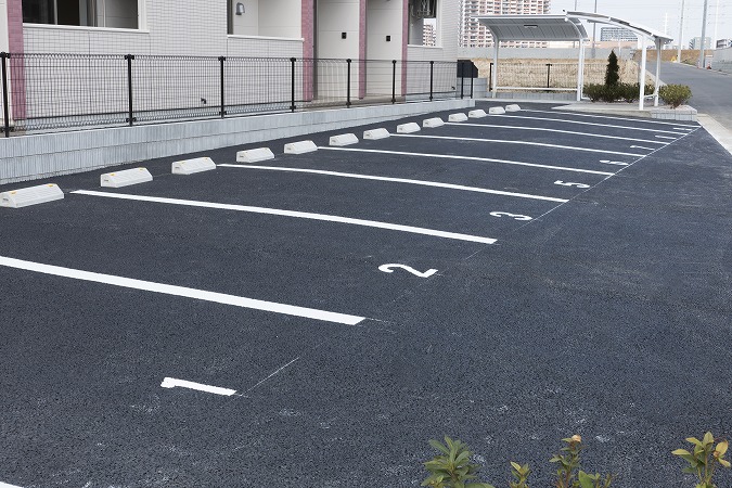 駐車場の舗装は「アスファルト」「コンクリート」どっちがいいの？