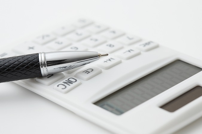電卓とペン