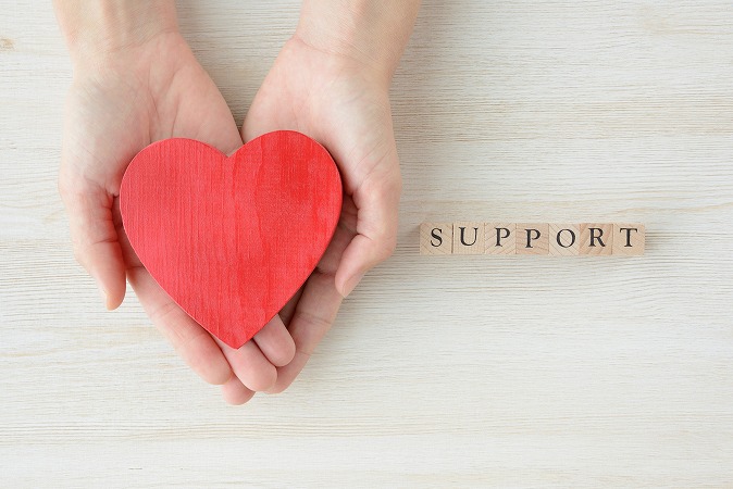 ハートの模型を持つ手